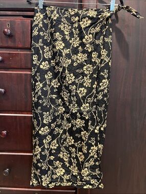 Lauren Ralph Lauren Black Midi Wrap Skirt w/Cream Floral Print Silk/Line blend.